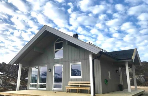 Sennesvik House | PRIVATE NEWLY BUILT WATERFRONT CABIN IN LOFOTEN