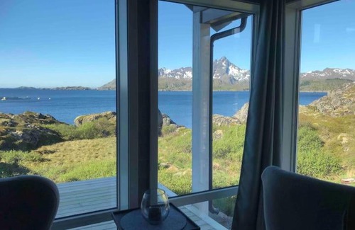 Sennesvik House | PRIVATE NEWLY BUILT WATERFRONT CABIN IN LOFOTEN