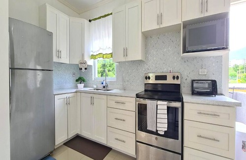 Mona Heights Apartment | Private Oasis in the City