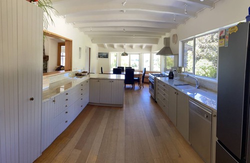 Wanaka House | Private Oasis with extensive mountain and lake views, 3 minutes to town.