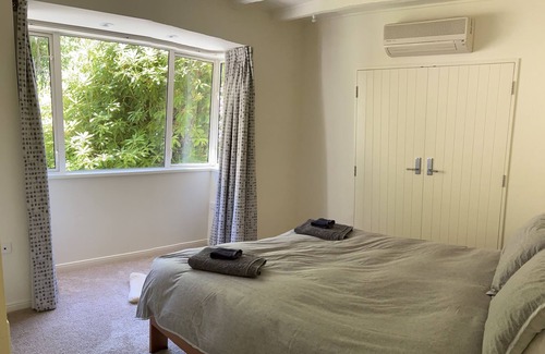 Wanaka House | Private Oasis with extensive mountain and lake views, 3 minutes to town.