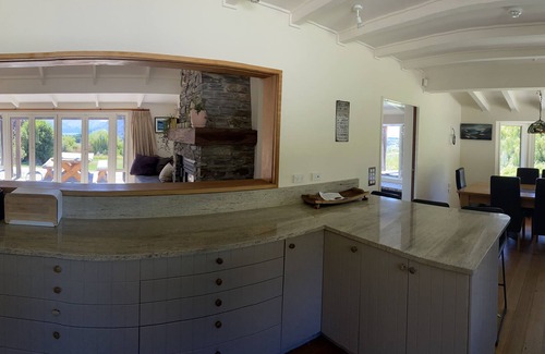 Wanaka House | Private Oasis with extensive mountain and lake views, 3 minutes to town.