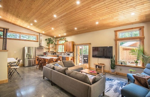 Rossland House | Private oasis with sauna and hot tub @ Red Mountain