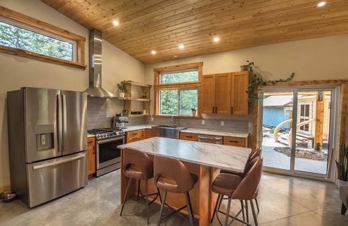 Rossland House | Private oasis with sauna and hot tub @ Red Mountain
