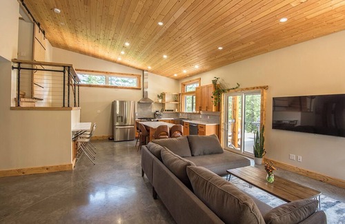 Rossland House | Private oasis with sauna and hot tub @ Red Mountain
