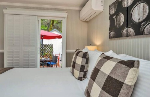 Calistoga Hotel | Private Outdoor Seating, Steps to Best Napa Valley Wineries & Fine Dining