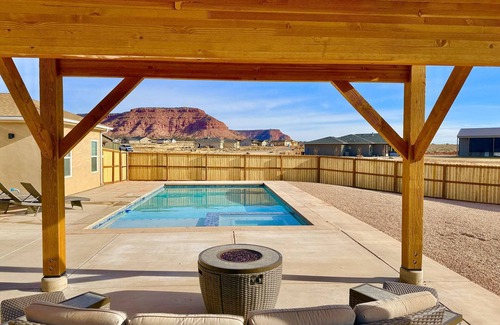 Kanab House | Private Pool and Hot Tub at Kanab Luxury Home with Incredible Sunset Views and S