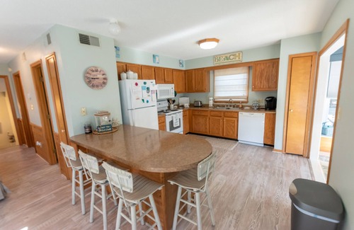 Colington House | Private Pool🏊‍♂️ Hot Tub⛱ Walk or Bike to Beach🌊Soundview, Privacy Fence