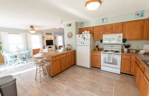 Colington House | Private Pool🏊‍♂️ Hot Tub⛱ Walk or Bike to Beach🌊Soundview, Privacy Fence