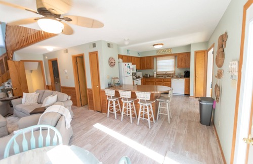 Colington House | Private Pool🏊‍♂️ Hot Tub⛱ Walk or Bike to Beach🌊Soundview, Privacy Fence