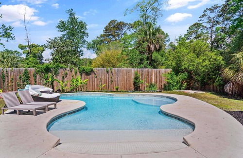 Saint Simons Heights House | Private Pool~Hot Tub~Fire Pit~Playground~2 King Suites~Only 2 mi from Beach