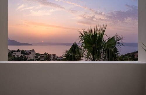 Plaka Villa | Private Pool★Sea view★ BBQ & Gym★ Close to Beach★Walk to Taverna-Mini market