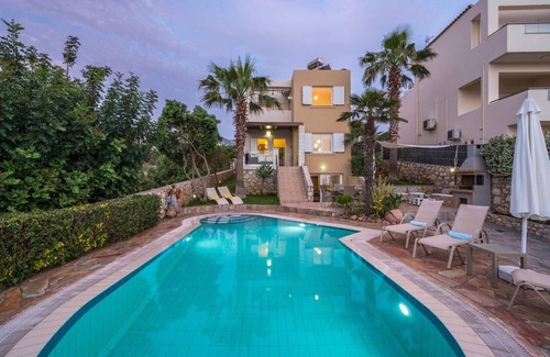 Plaka Villa | Private Pool★Sea view★ BBQ & Gym★ Close to Beach★Walk to Taverna-Mini market