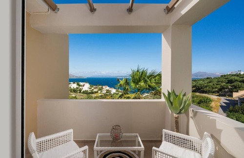 Plaka Villa | Private Pool★Sea view★ BBQ & Gym★ Close to Beach★Walk to Taverna-Mini market