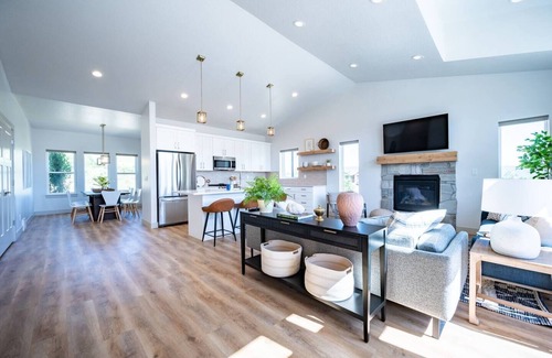 Wolf Creek House | Private Powder Mtn B2 | Desk | Hot Tub | Mt View