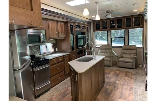 Temecula House | Private protected oak grove with stream only 10 minutes to Old Town Temecula