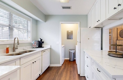 Saint Simons Heights Condo | Private retreat with access to community pool & nearby entertainment