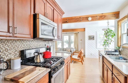 Jewett House | Private Retreat Minutes from Town & Both Mountains