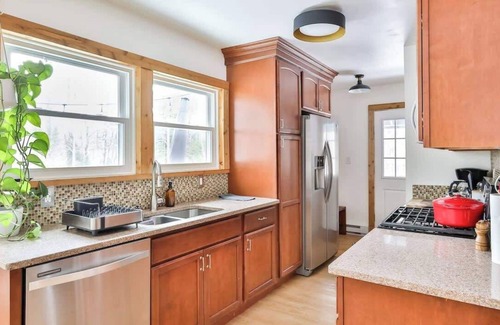 Jewett House | Private Retreat Minutes from Town & Both Mountains