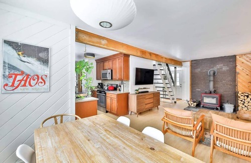 Jewett House | Private Retreat Minutes from Town & Both Mountains