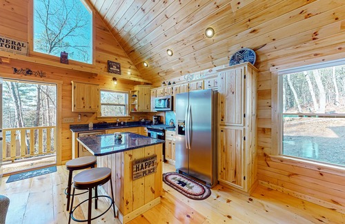 Murphy Cabin | Private retreat near downtown with mtn views, fireplace, AC, & Hot tub