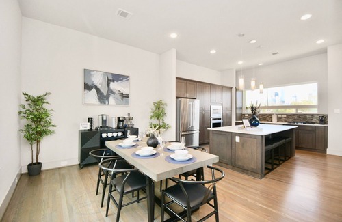 South Central Houston House | Private Rooftop - Amazing Skyline Views - Minute Maid Spacious - 3 Bd, 3.5 Ba