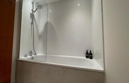 North West House | Private room and bathroom in shared flat with parking