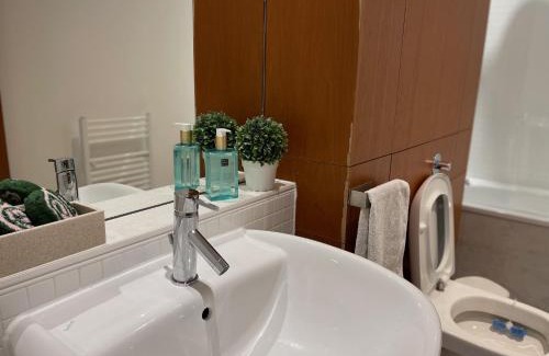 North West House | Private room and bathroom in shared flat with parking