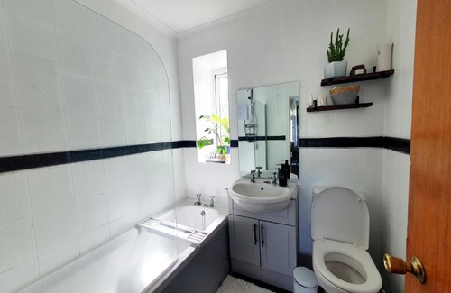 Dunblane House | Private Room in Beautiful Village