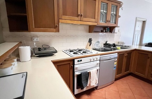 McKinnon House | Private Room in cosy house - 5min from Station