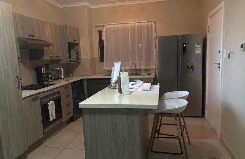 Kareeberg Apartment | Private room in Midview Gardens 833 joan end