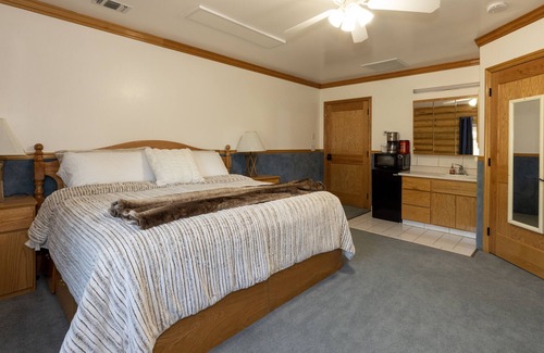 Hot Springs Cabin | Private Room in Rustic Cabin - Room 229