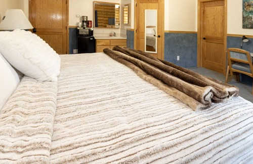 Hot Springs Cabin | Private Room in Rustic Cabin - Room 229