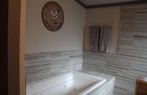 Cross Mountain House | Private Room - Pet friendly, Close to Fiesta Texas, SeaWorld, Riverwalk and more
