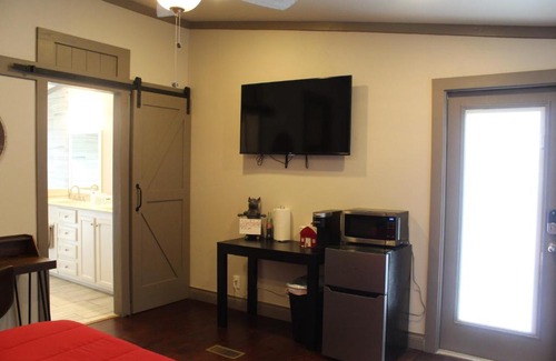 Cross Mountain House | Private Room - Pet friendly, Close to Fiesta Texas, SeaWorld, Riverwalk and more