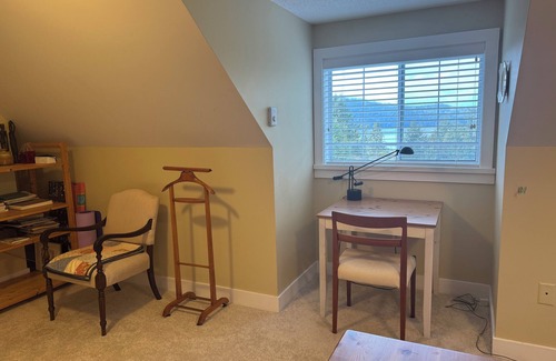 North Saanich Apartment | Private Rooms in an Ocean and Mountain View home