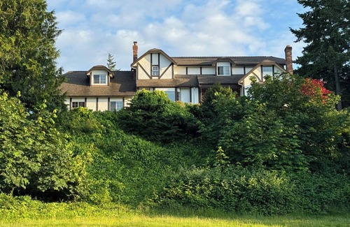 North Saanich Apartment | Private Rooms in an Ocean and Mountain View home