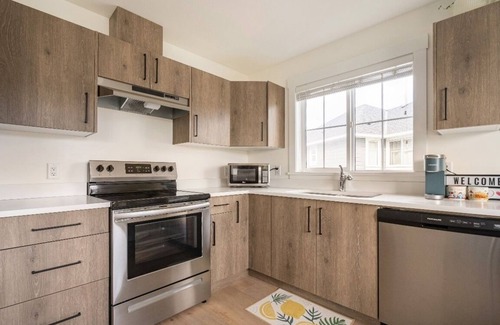 Colwood Apartment | Private Royal Bay Getaway