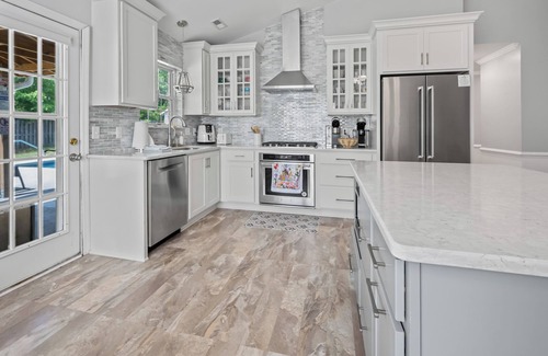 Silver Lake House | Private Saltwater Pool, No Stairs, Sleeps 8, Bunk Bed, Games, Gym, Near Beaches!