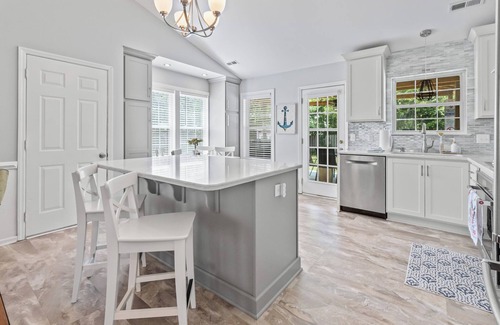 Silver Lake House | Private Saltwater Pool, No Stairs, Sleeps 8, Bunk Bed, Games, Gym, Near Beaches!