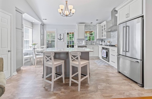 Silver Lake House | Private Saltwater Pool, No Stairs, Sleeps 8, Bunk Bed, Games, Gym, Near Beaches!