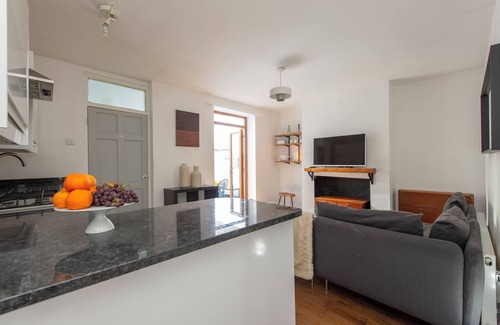 Stratford Apartment | Private & Secluded City Garden Flat