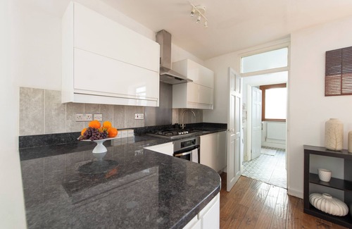 Stratford Apartment | Private & Secluded City Garden Flat