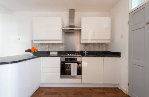 Stratford Apartment | Private & Secluded City Garden Flat