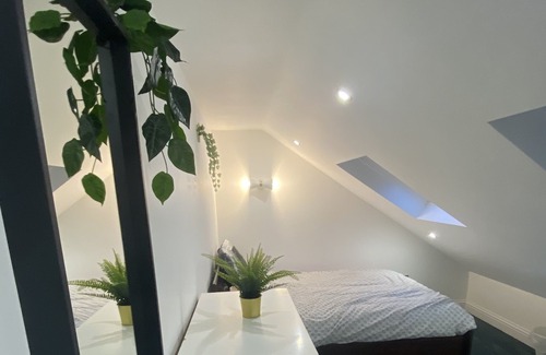 Grove Green House | Private self-contained flat- shared front entrance