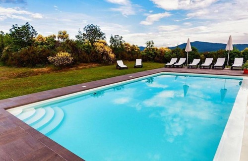 Pieve di Chio Villa | Private Villa with private pool, WIFI, hot tub, A/C, TV, panoramic view, parking, close to Arezzo
