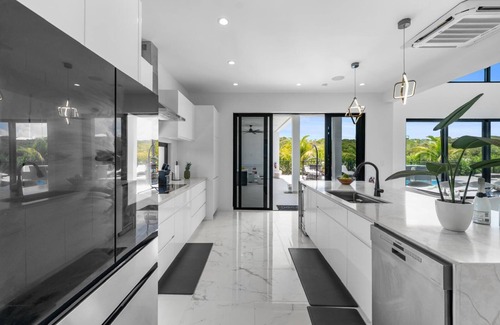 Long Bay Hills Villa | Private Villa Stay with Pool, BBQ and Beach Nearby