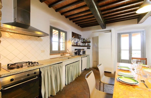 Civitella in Val di Chiana Villa | Private Villa with private pool, WIFI, TV, balcony, pets allowed, panoramic view, close to Arezzo