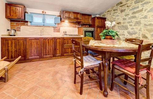 Fratticciola Villa | Private Villa with WIFI, private pool, hot tub, A/C, panoramic view, parking, close to Cortona