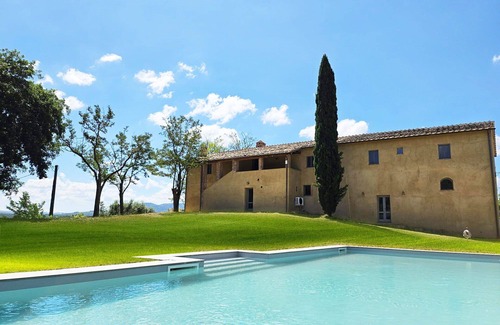 Buonconvento Villa | Private Villa with private pool, WIFI, A/C, TV, patio, panoramic view, parking, close to Montalcino